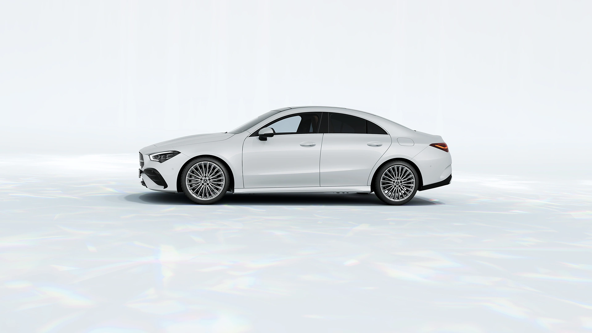 Mercedes Benz CLA kupee valgel tasutal