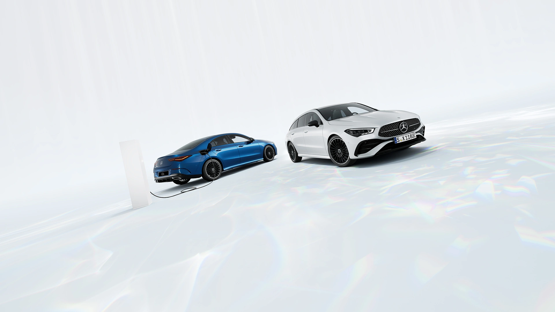 Mercedes-Benz CLA kupee ja Shooting Brake mudelid valgel taustal
