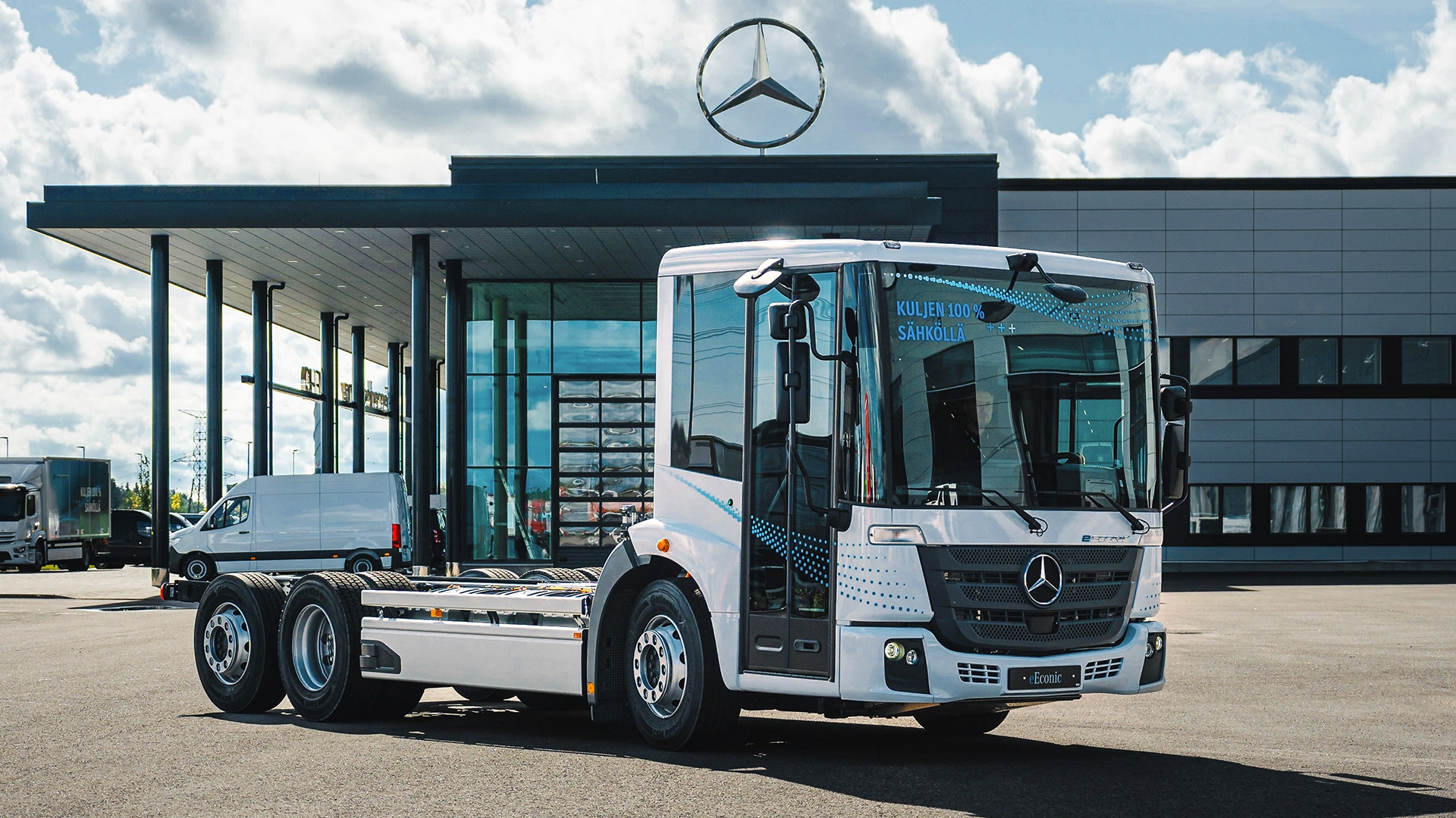 Mercedes-Benz eEconic külgvaates Veho esinduse ees