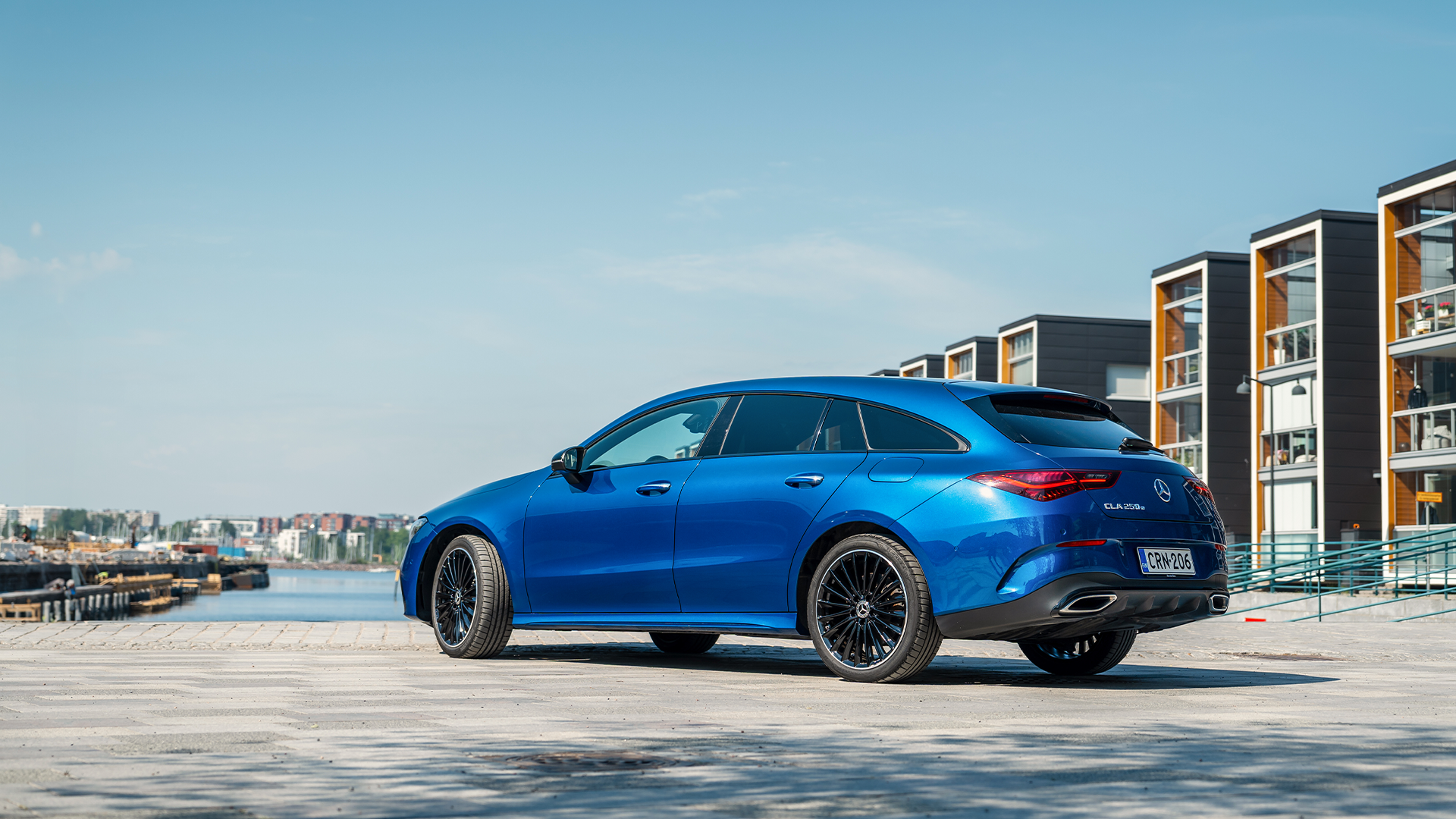 Sinine Mercedes-Benz CLA panormaamilisel vaatel