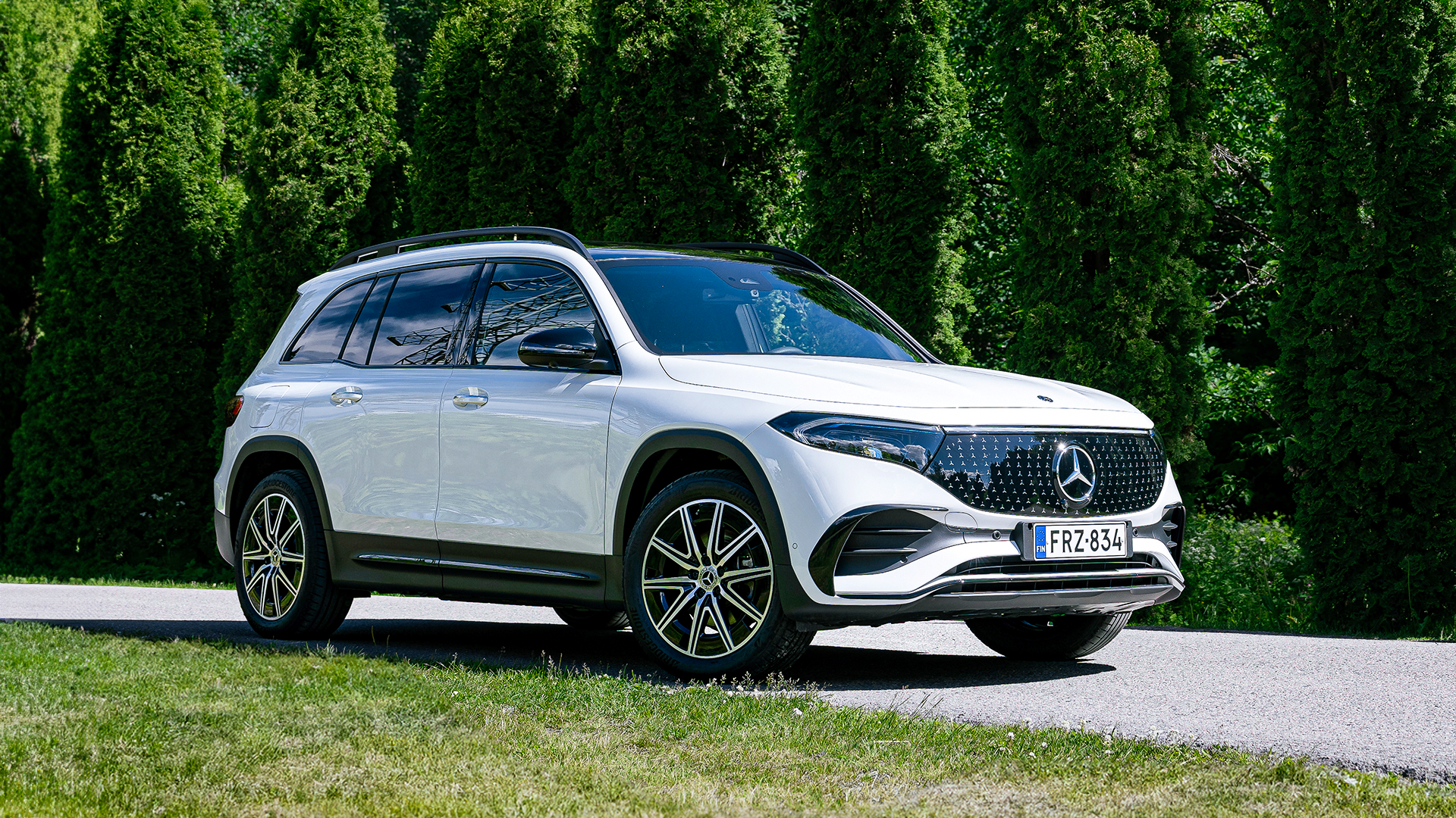 Mercedes-Benz EQB maanteel sõitmas