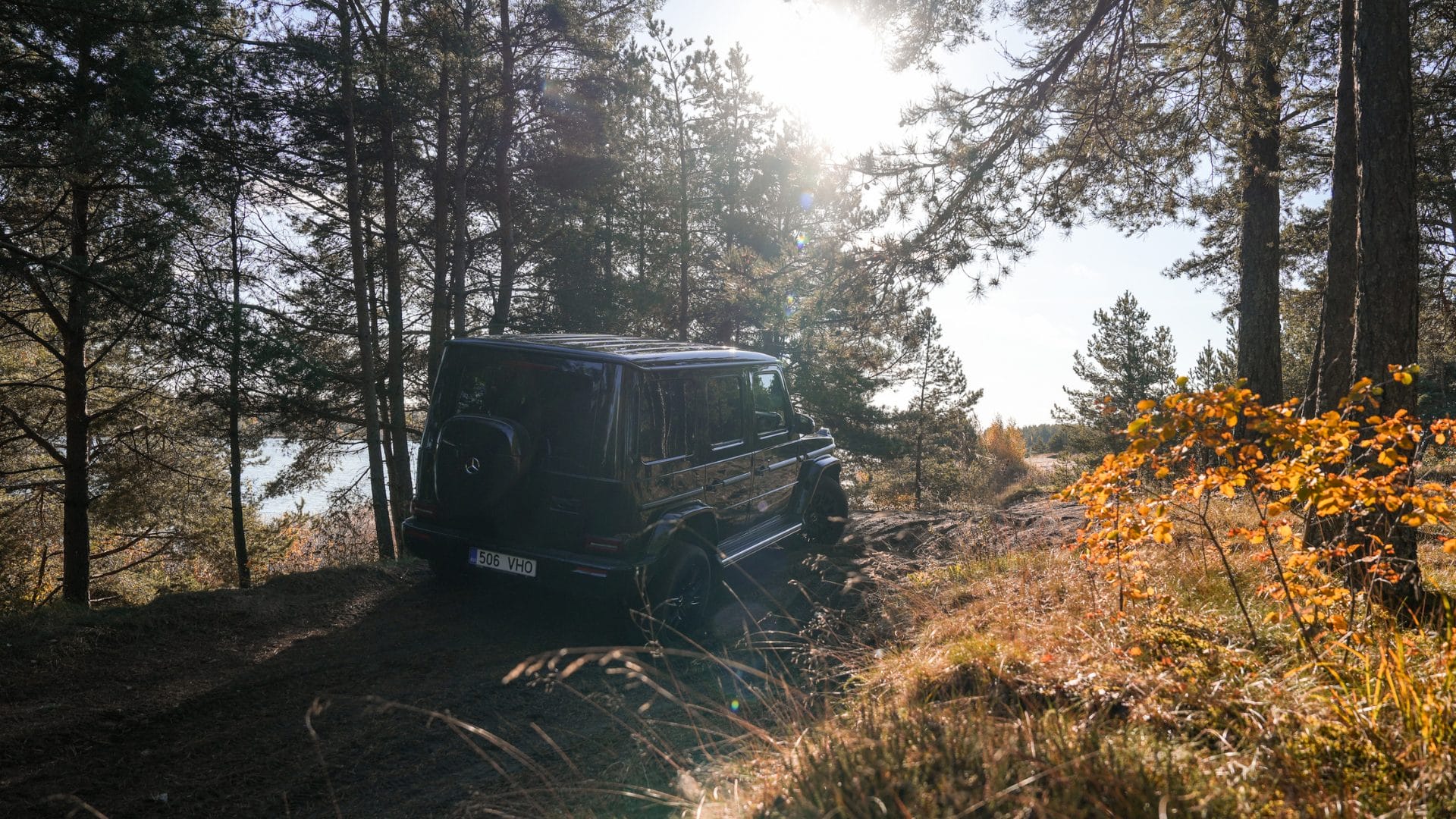 Mercedes-Benz G-klaas tagavtvaates maastikul sõitmas