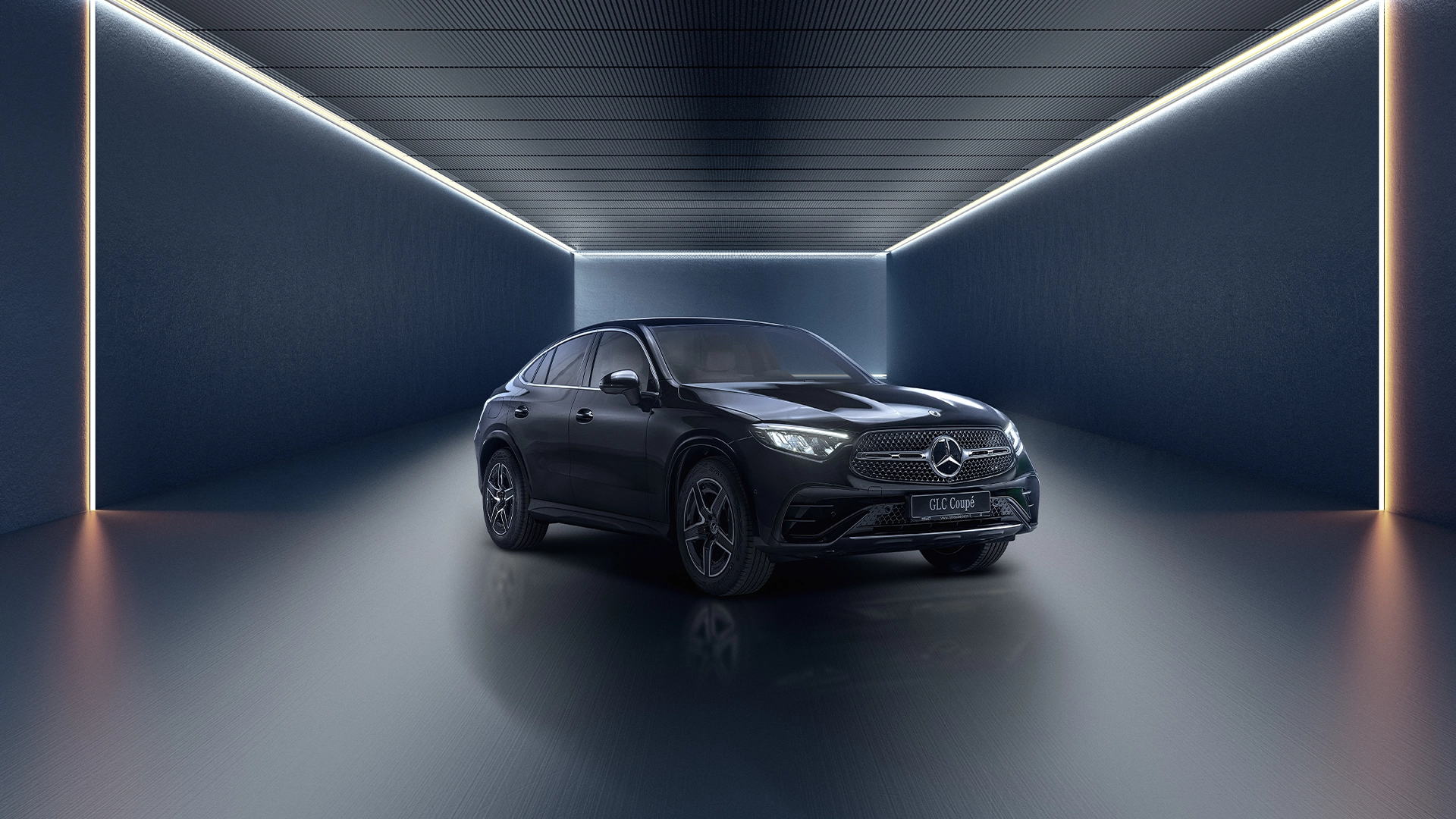 GLC Coupé tumedal taustal