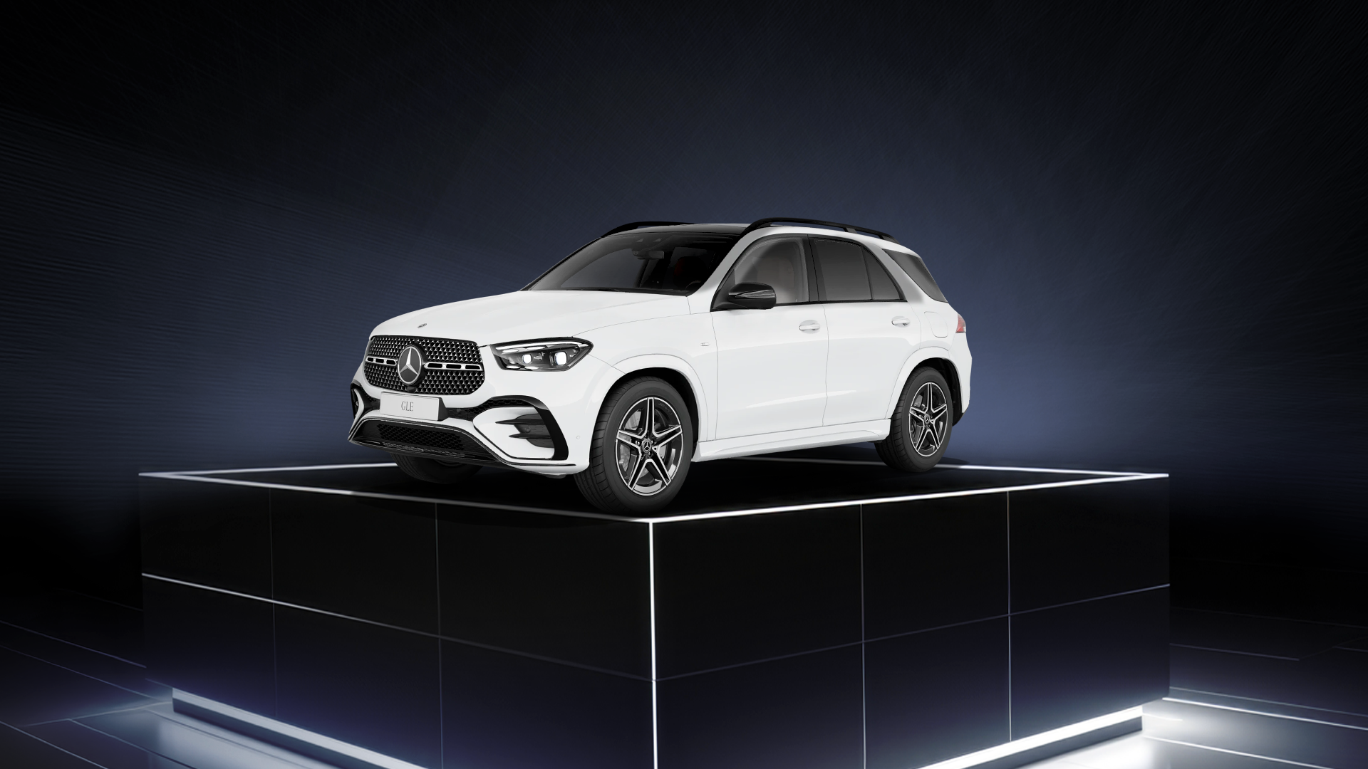 Valge Mercedes-Benz GLE mustal taustal